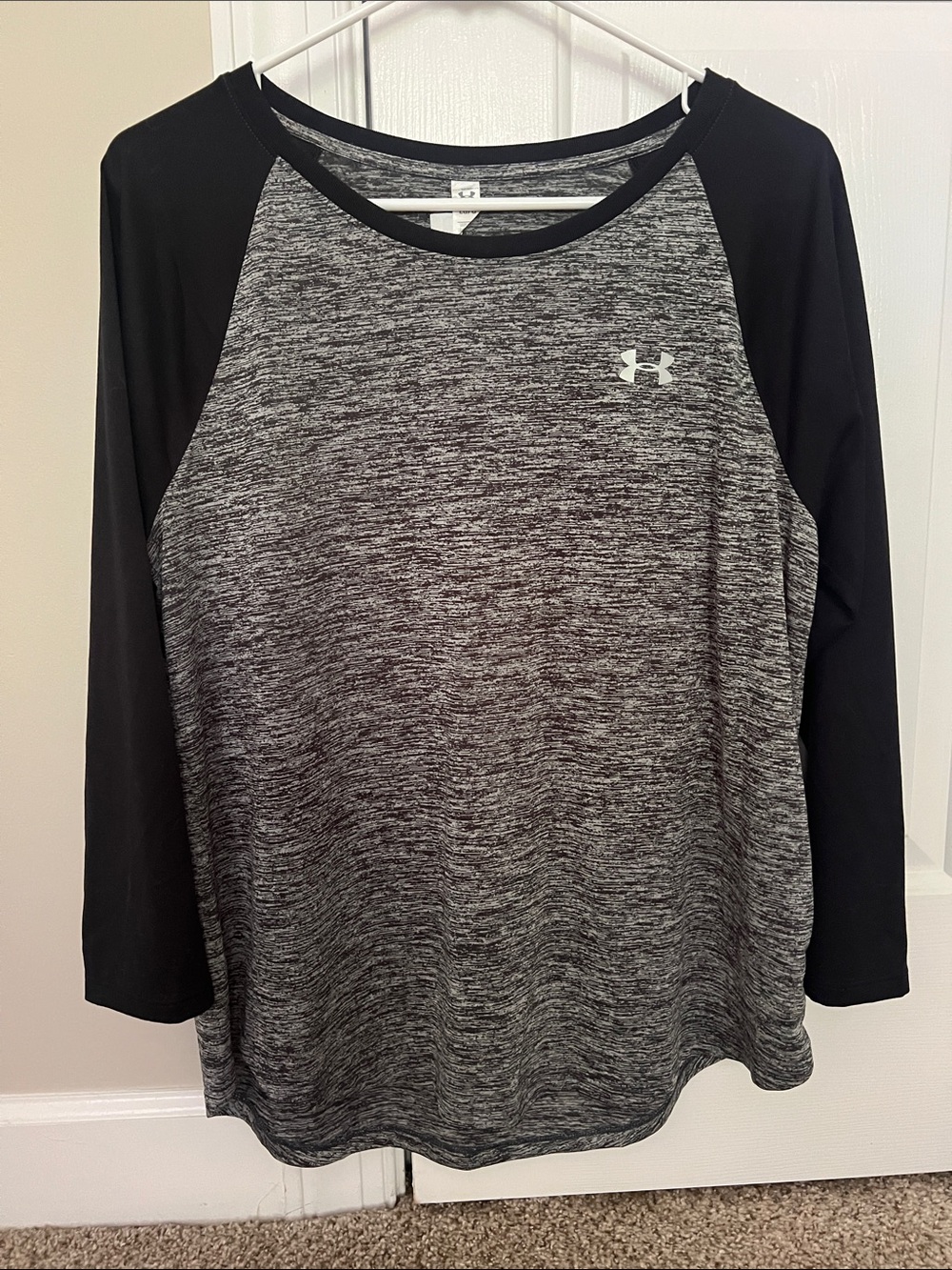 Under Armour Women’s Black Raglan Sleeve Heather Gray Long Sleeve Tee heat gear